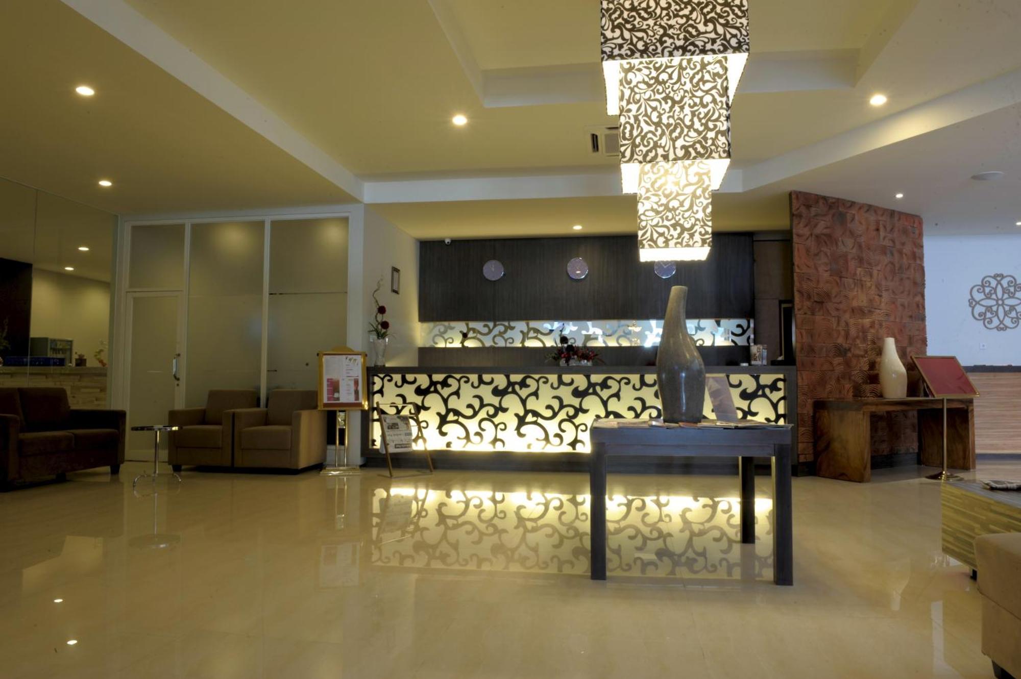 Lombok Plaza Hotel&Convention Mataram Esterno foto