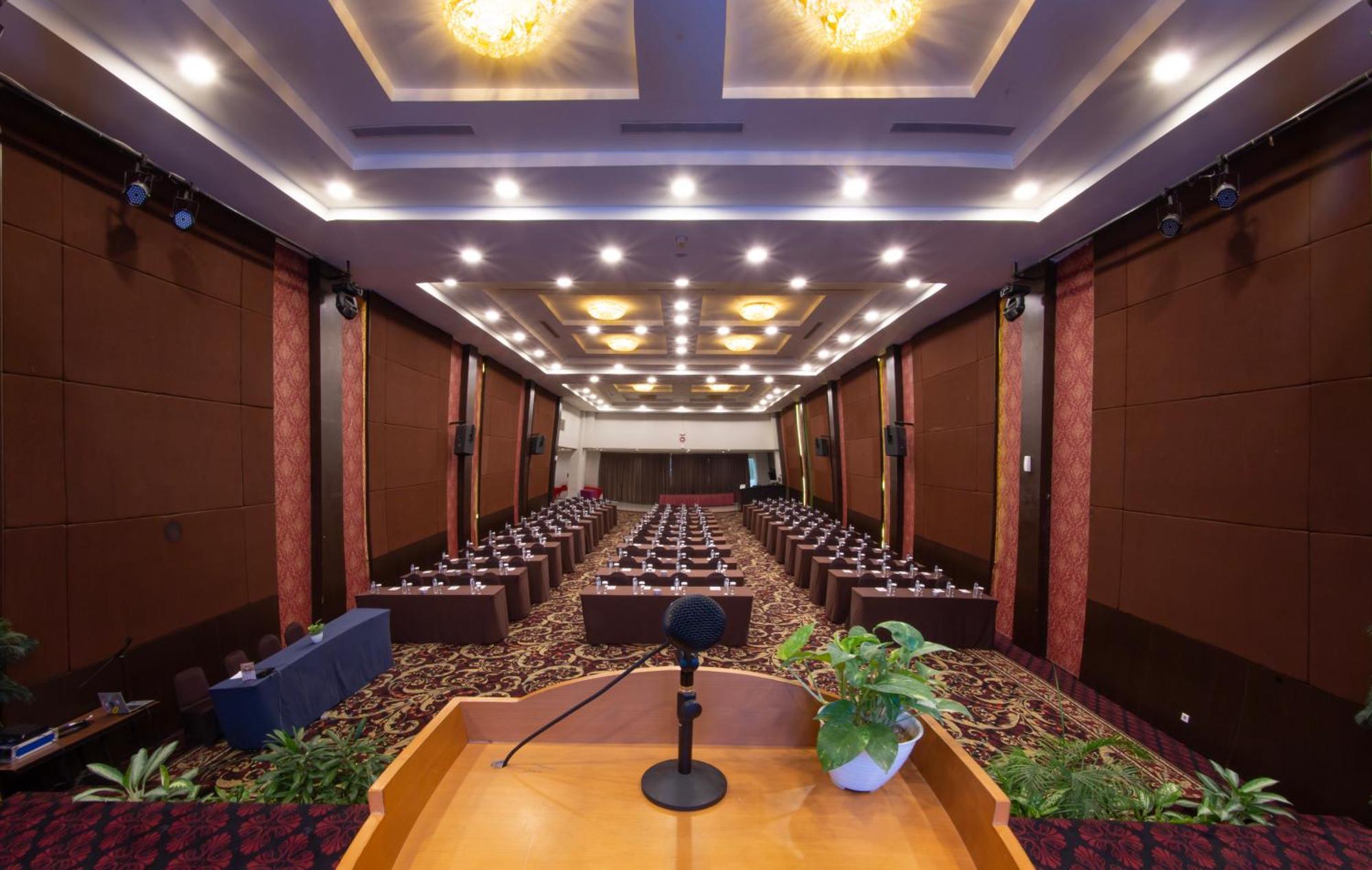 Lombok Plaza Hotel&Convention Mataram Esterno foto