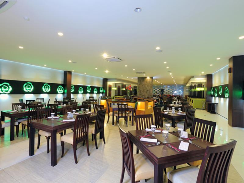 Lombok Plaza Hotel&Convention Mataram Esterno foto