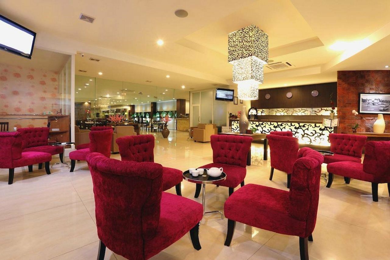 Lombok Plaza Hotel&Convention Mataram Esterno foto